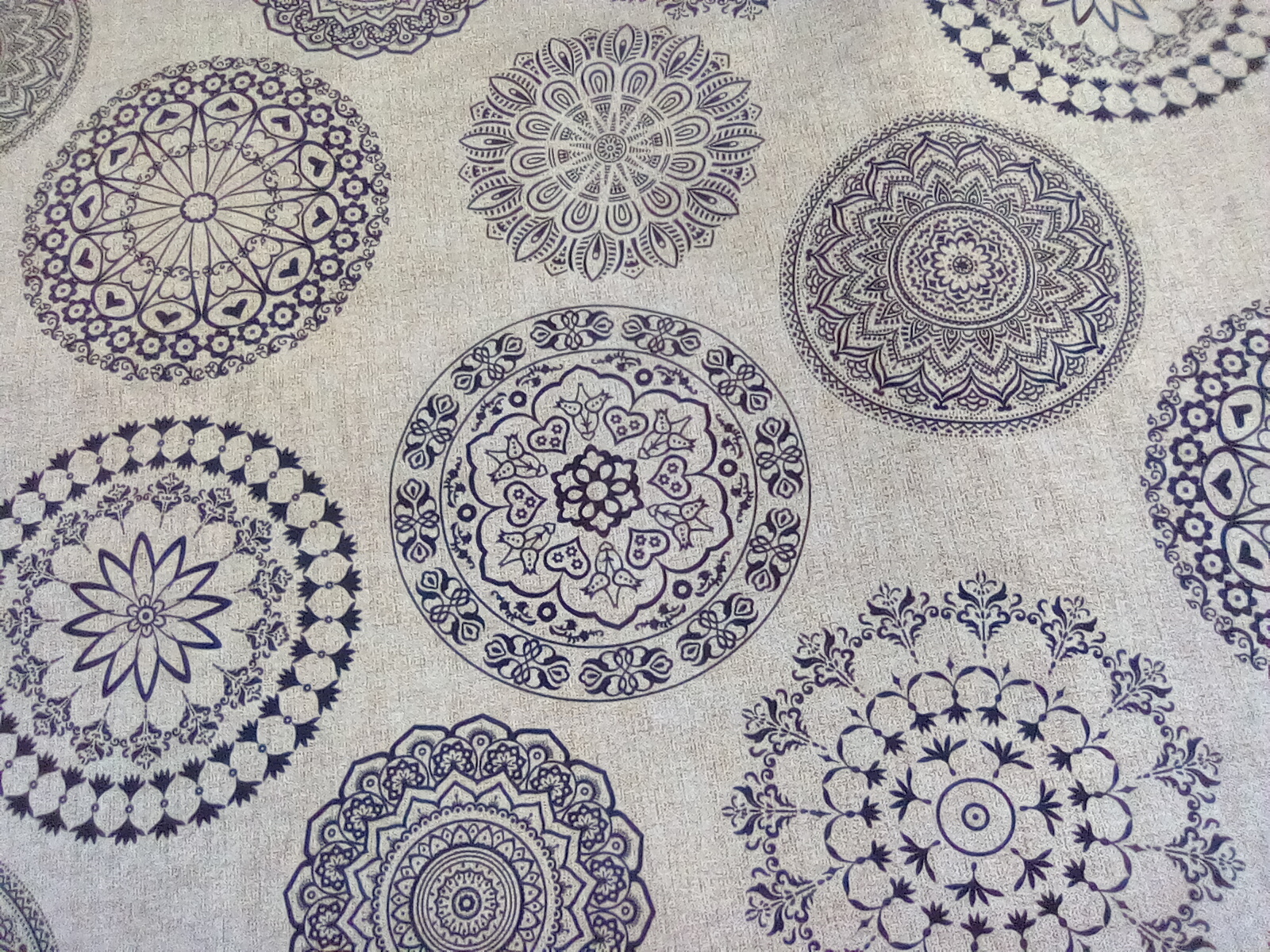 Dekoračka-mandala čierna na béžovom 