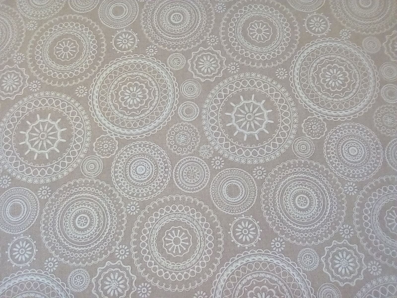 Dekoračka-mandala biela na béžovom 