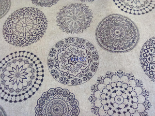 Dekoračka-mandala čierna na béžovom 