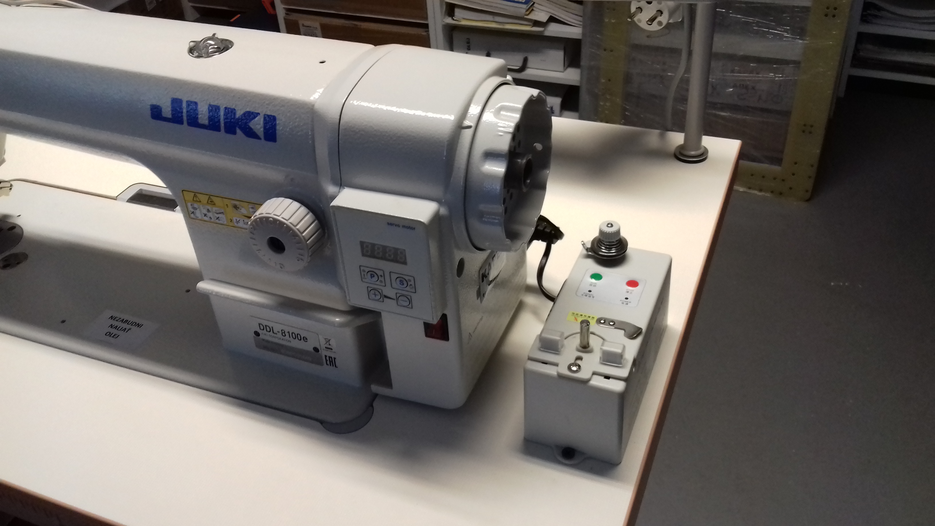 JUKI DDL-8100eH-J7R komplet so stojanom a stolom, poskladaný a odskúšaný