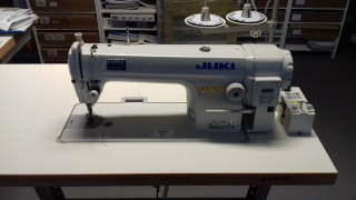 JUKI DDL-8100eH-J7R komplet so stojanom a stolom, poskladaný a odskúšaný